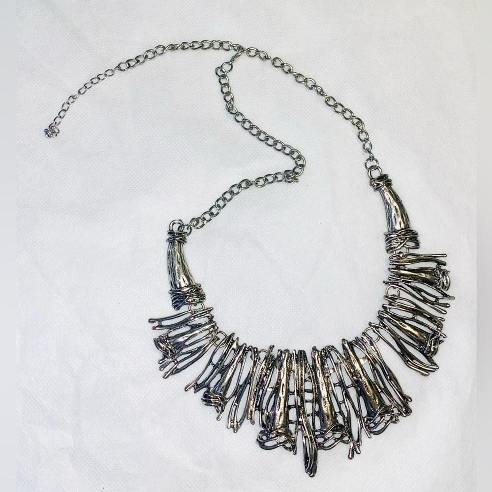 Futuristic design metallic necklace